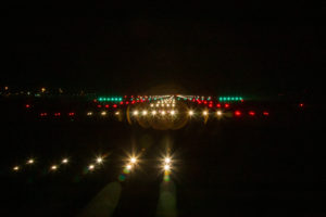 Die Start- und Landebahn am FMO voll beleuchtet bei Nacht.