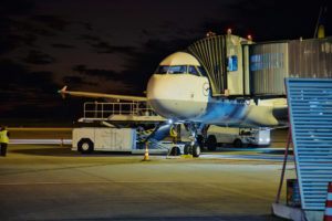 Lufthansa A320 am FMO in der Abfertigung bei Nacht.