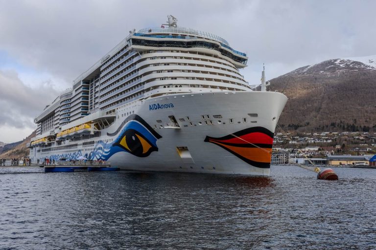 AIDAnova im Hafen von Nordfjordeid